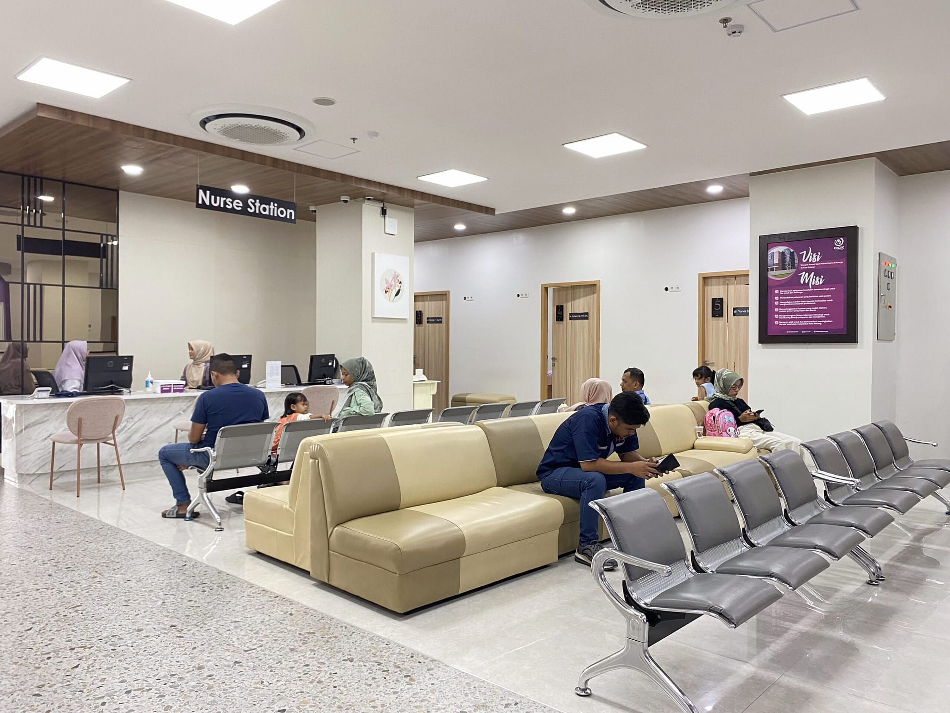 RUANG TUNGGU POLI (2)